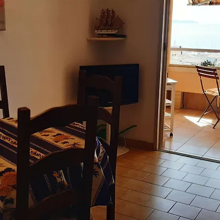 2 Pieces Au Lavandou Avec Parking Proche Plage, Terrasse Vue - Fr-1-251-843 르 라방두