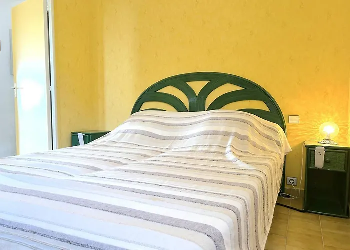 2 Pieces Au Lavandou Avec Parking Proche Plage, Terrasse Vue - Fr-1-251-843 *