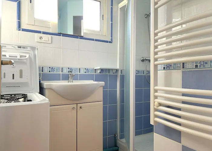 2 Pièces Au Lavandou Avec Parking Proche Plage, Terrasse Vue - Fr-1-251-843 * Le Lavandou